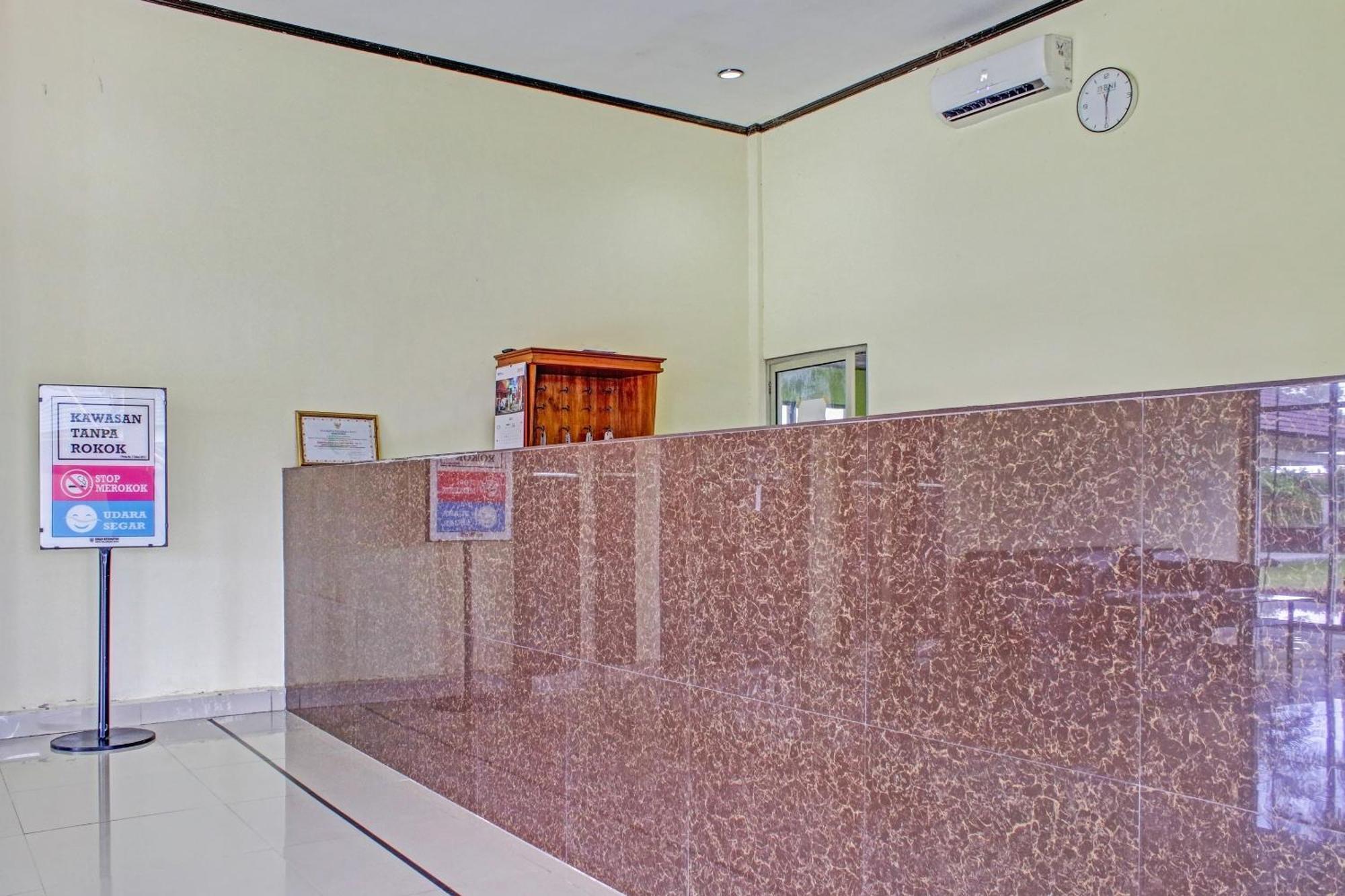 Oyo 90423 Hotel Aman Palangkaraya Bagian luar foto