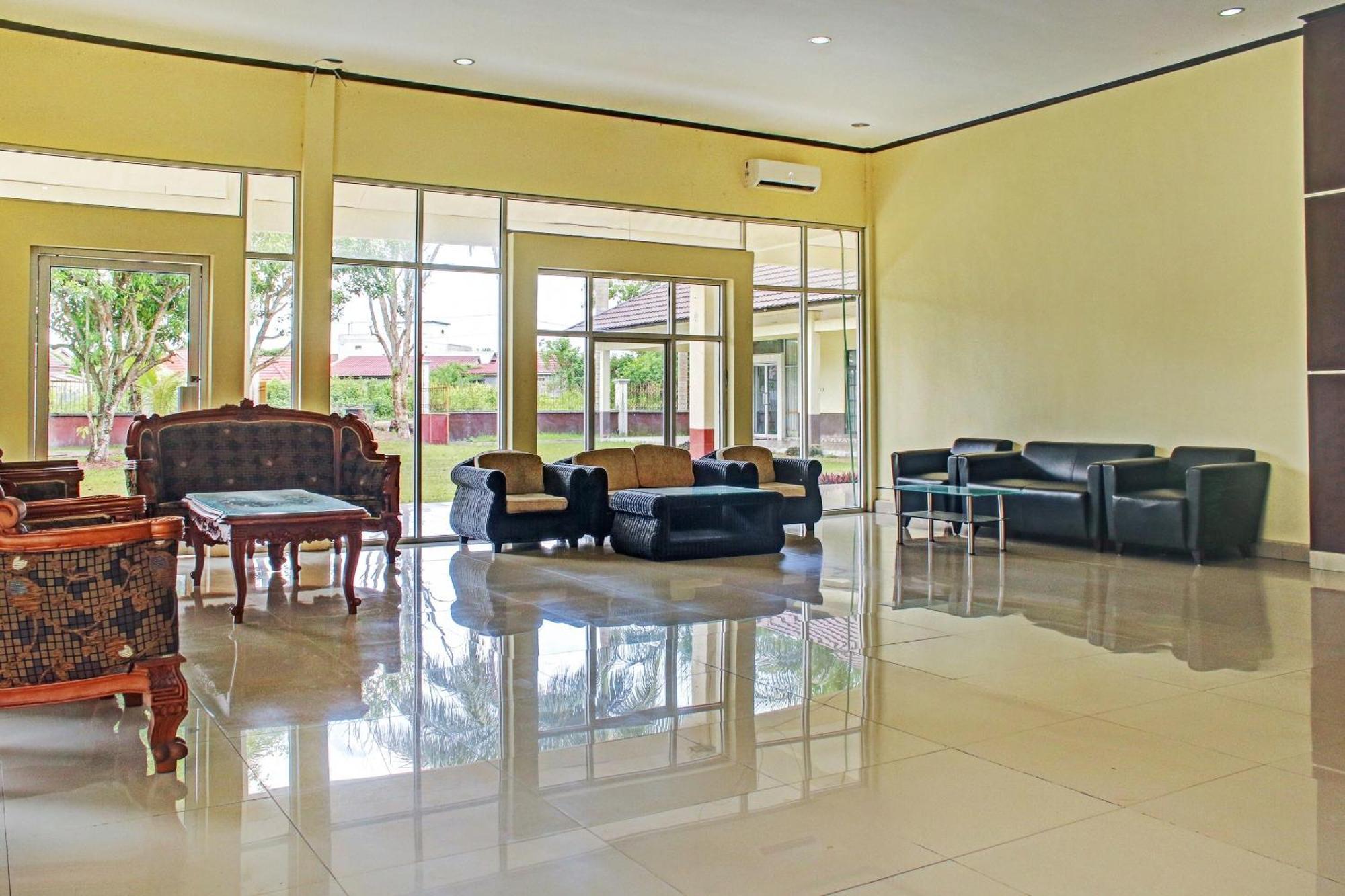 Oyo 90423 Hotel Aman Palangkaraya Bagian luar foto