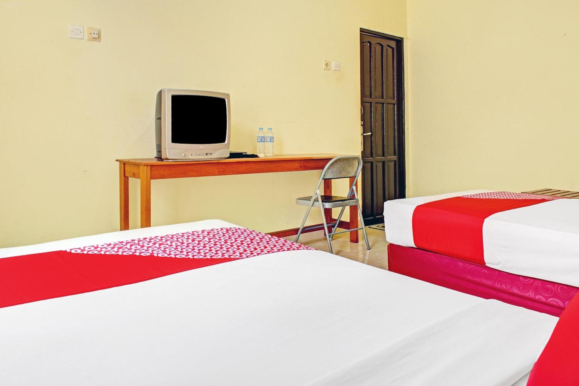 Oyo 90423 Hotel Aman Palangkaraya Bagian luar foto