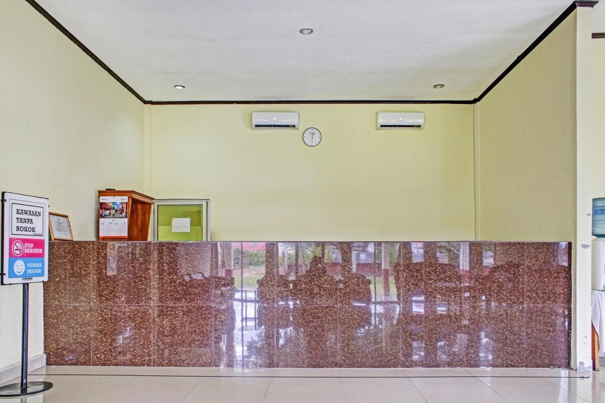 Oyo 90423 Hotel Aman Palangkaraya Bagian luar foto