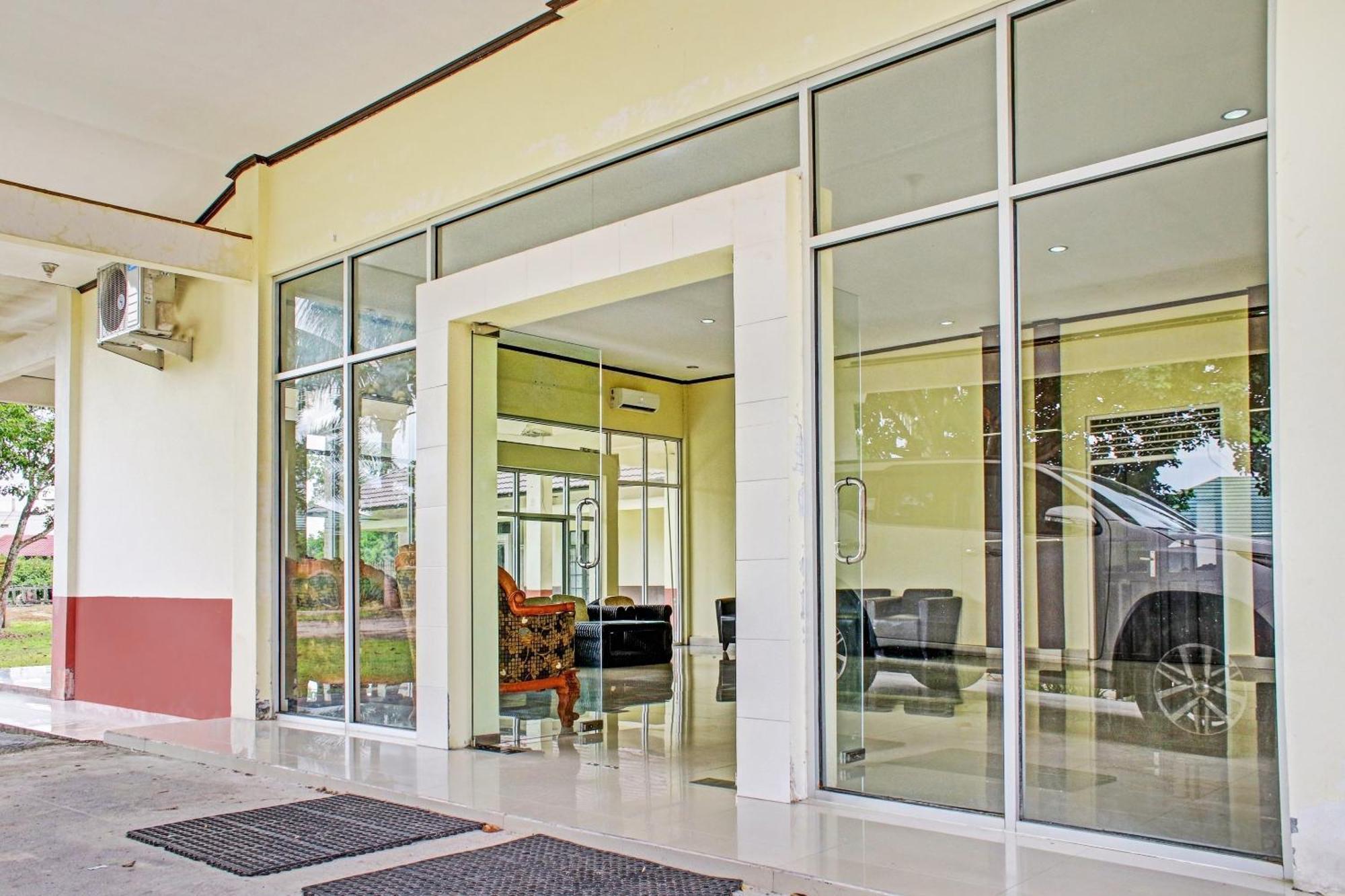 Oyo 90423 Hotel Aman Palangkaraya Bagian luar foto